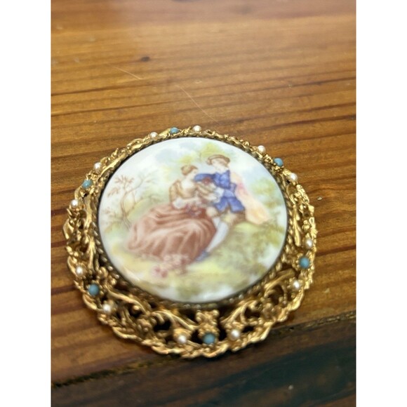 Vintage Porcelain Brooch Pin Courting Couple Lovers Fragonard French Scene Round - Picture 3 of 12